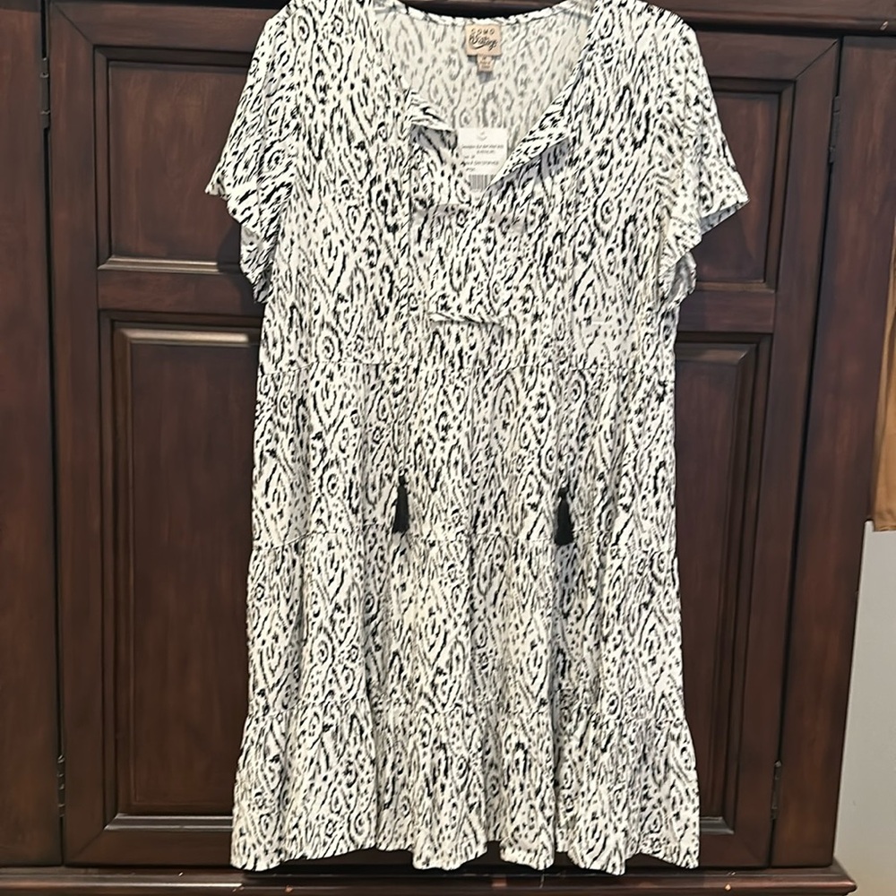 Summer Dress Medium. NWT. Flowy black and white with tassels.